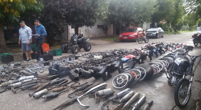 Secuestraron centenares de motopartes de un taller mecnico