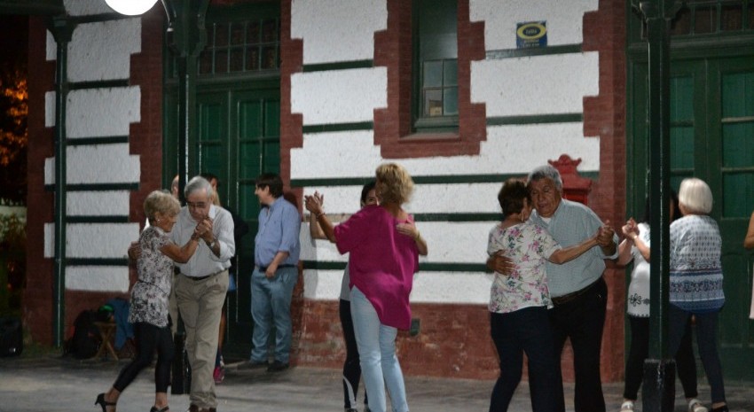 Tardecitas Culturales Tango en la estacion de tren