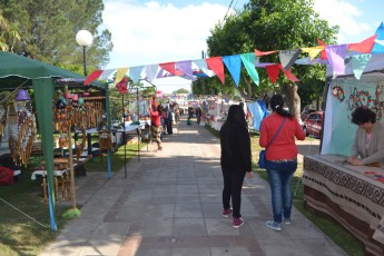 Variedad de puestos y artesanas