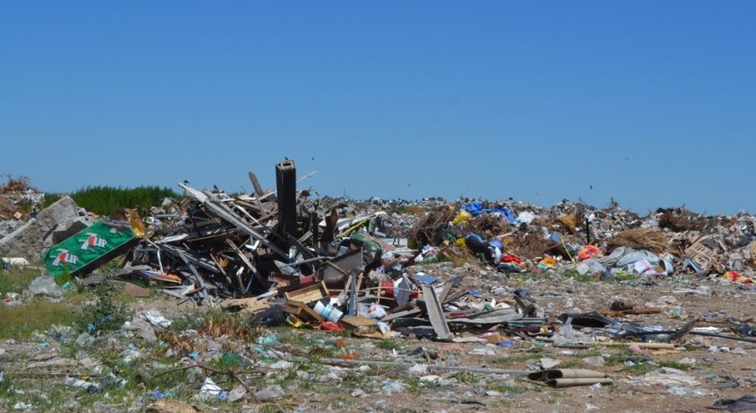 basural en el frente de ruta
