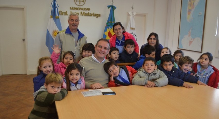 Chicos del jardn Frutita de Tala con Esteban Santoro