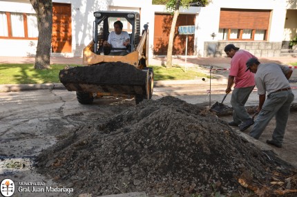 Trabajos de bacheo en calle Belgrano