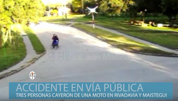 Tres personas en una moto, calle  Maistegui y Rivadava