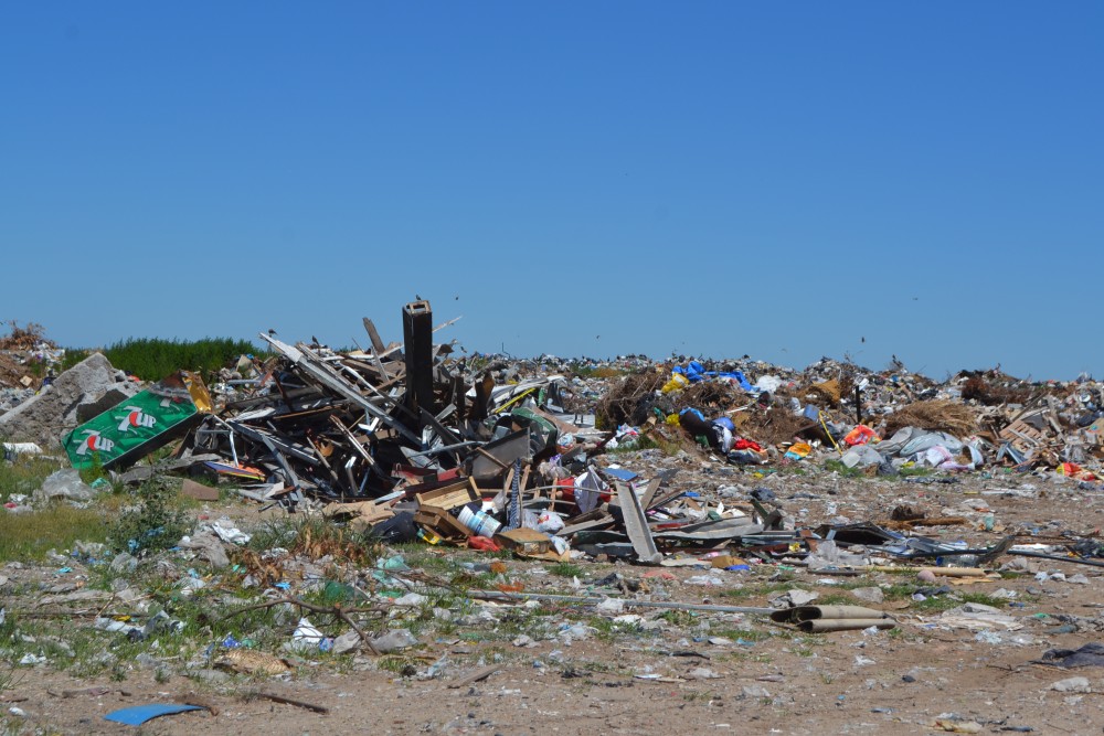 basural en el frente de ruta